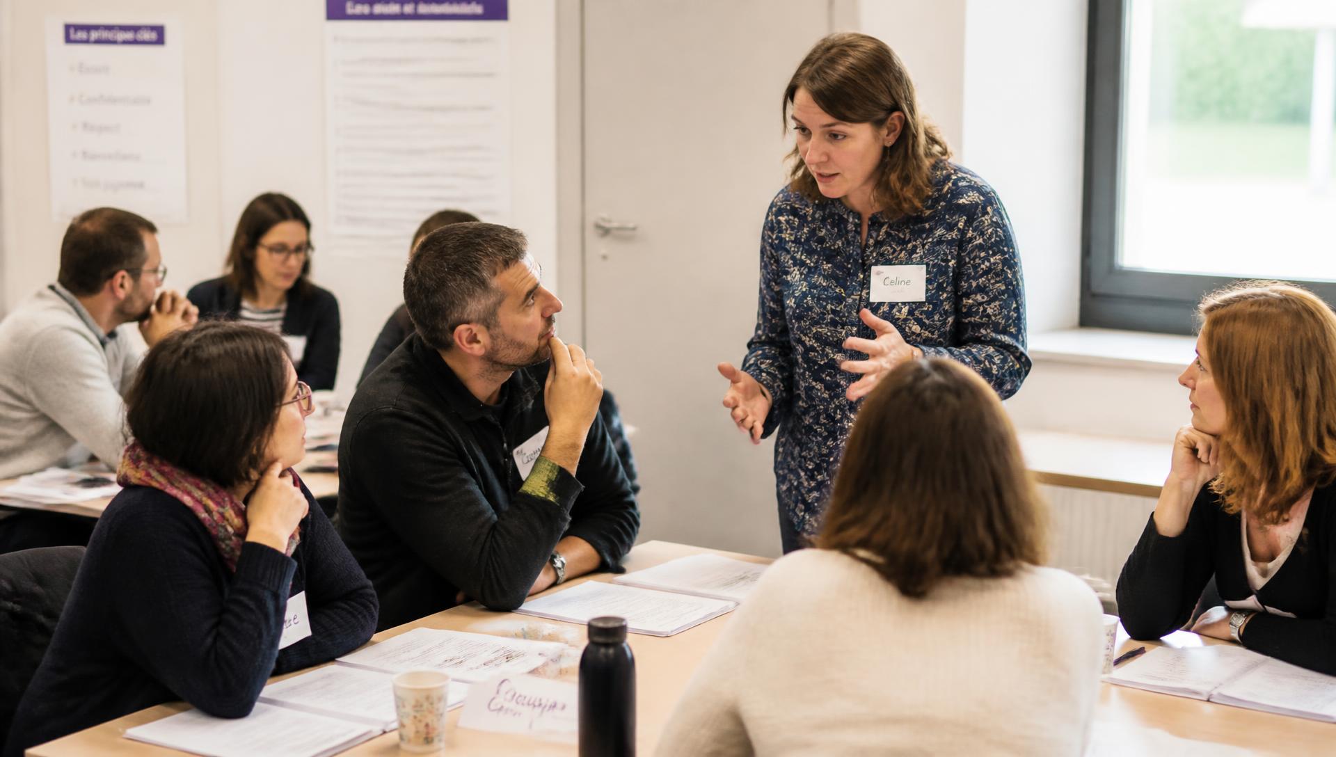 Participants échangeant autour d’un exercice pratique pendant une formation animée par LD Formation & Conseil